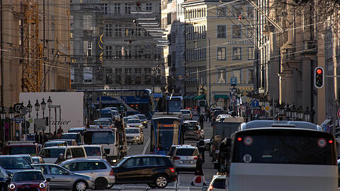 Würde es in der Maximilianstraße weniger chaotisch zugehen, wenn Autos in der ganzen Stadt nur noch 30 km/h fahren dürften?