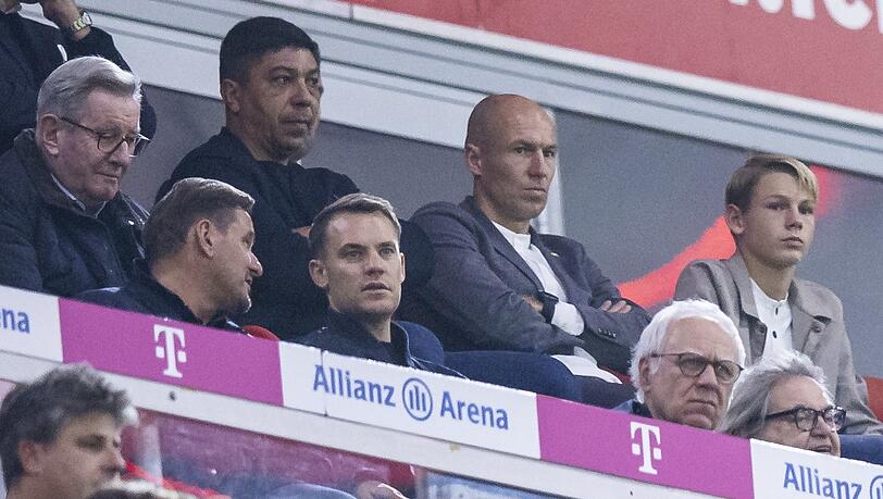 Weiter nur in der Zuschauer-Rolle: Manuel Neuer (M.).
