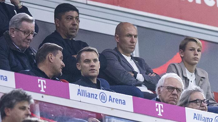 Weiter nur in der Zuschauer-Rolle: Manuel Neuer (M.).