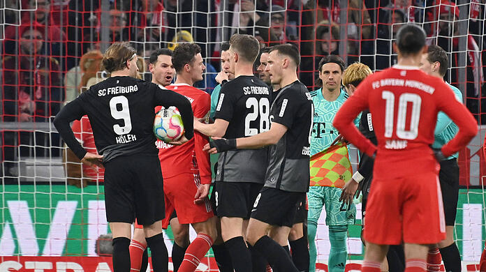 Benjamin Pavard versuchte die Ausführung des Elfmeters gegen Freiburg zu verhindern.