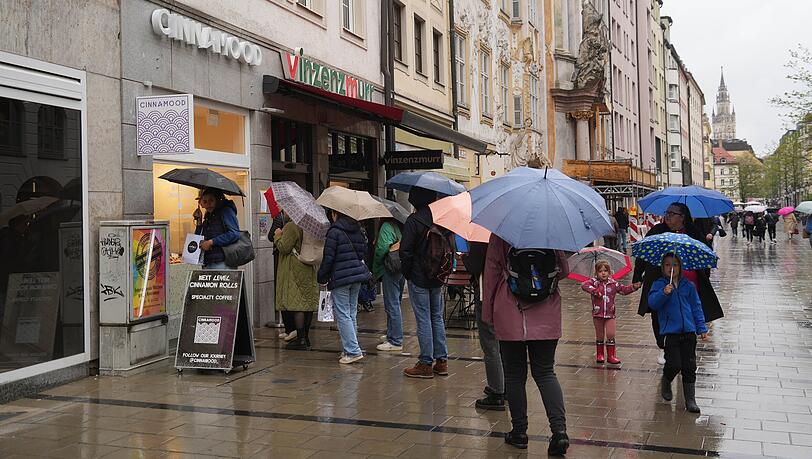 Lange Schlangen vor Cinnamood in der Sendlinger Straße.