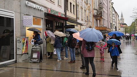 Lange Schlangen vor Cinnamood in der Sendlinger Straße.