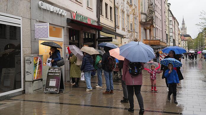 Lange Schlangen vor Cinnamood in der Sendlinger Straße.
