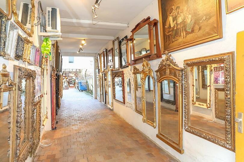 Dieser Haus-Eingang in der Hohenzollernstraße ist nur Ausstellungsraum für vergoldete Bilderrahmen. Der richtige Eingang ist schräg gegenüber.