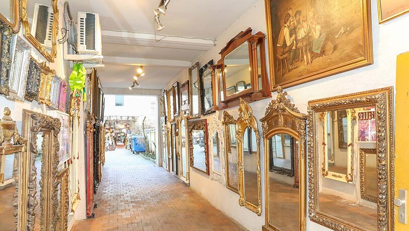 Dieser Haus-Eingang in der Hohenzollernstraße ist nur Ausstellungsraum für vergoldete Bilderrahmen. Der richtige Eingang ist schräg gegenüber. Dieser Haus-Eingang in der Hohenzollernstraße ist nur Ausstellungsraum für vergoldete Bilderrahmen. Der richtige Eingang ist schräg gegenüber.