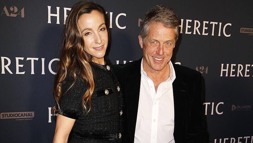 Hugh Grant und Anna Eberstein in Berlin.