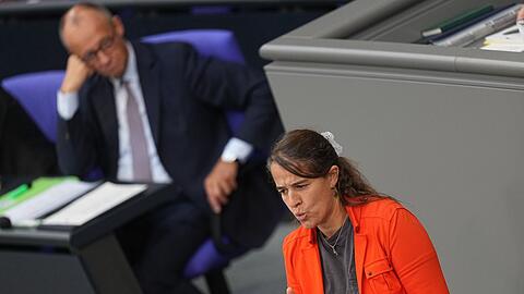 Die SPD-Abgeordnete Heike Heubach hielt ihre vierte Bundestagsrede in Gebärdensprache.