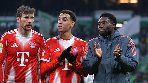 Jamal Musiala und Alphonso Davies sind bekennende Basketball-Fans und freuen sich auch &uuml;ber die Vertragsverl&auml;ngerung mit Andreas Obst.