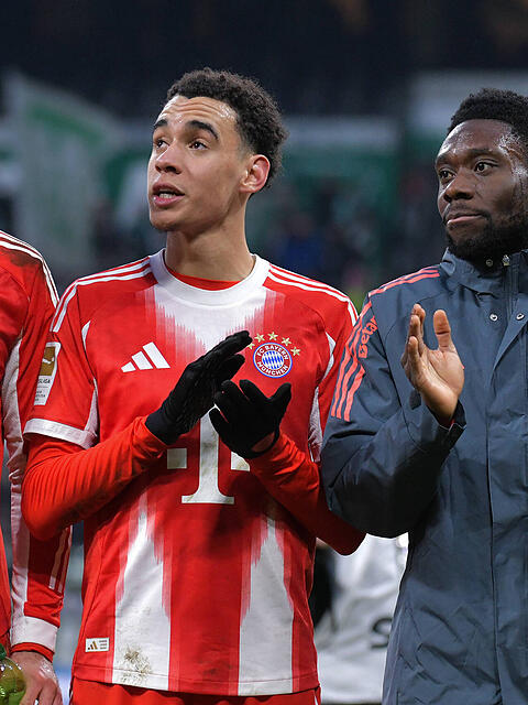 Jamal Musiala und Alphonso Davies sind bekennende Basketball-Fans und freuen sich auch &uuml;ber die Vertragsverl&auml;ngerung mit Andreas Obst.