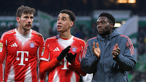 Jamal Musiala und Alphonso Davies sind bekennende Basketball-Fans und freuen sich auch &uuml;ber die Vertragsverl&auml;ngerung mit Andreas Obst.