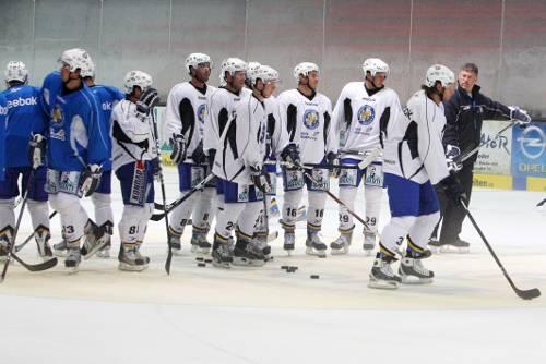 Wiedersehen auf dem Eis: Der EHC München um Erfolgscoach Pat Cortina.