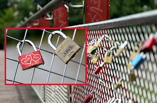 Schlösser als Zeichen der Liebe - im Bild an der Thalkirchner Brücke in München.