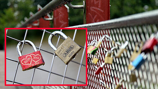Schlösser als Zeichen der Liebe - im Bild an der Thalkirchner Brücke in München. Schlösser als Zeichen der Liebe - im Bild an der Thalkirchner Brücke in München.
