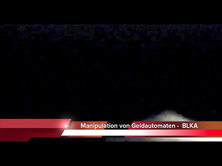 Hier wird gerade ein Geldautomat manipuliert. Die Bilder