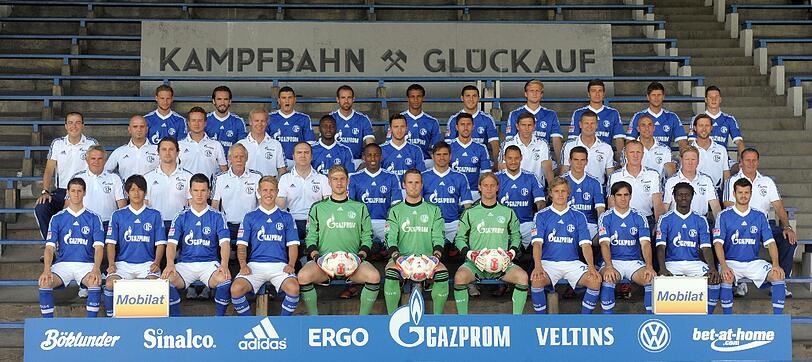 Die Spieler des FC Schalke 04: Obere Reihe (l-r): Benedikt Höwedes, Christian Fuchs, Kyriakos Papadopoulos, Christoph Metzelder, Joel Matip, Sead Kolasinac, Philipp Hofmann, Roman Neustädter, Klaas-Jan Huntelaar, Julian Draxler. Zweite Reihe von oben (l-r): Zeugwart Enrico Heil, Busfahrer Lars Laser, Physiotherapeut Holger Remmers, Leiter Physiotherapeutische Abteilung Egil Eliassen, Chinedu Obasi, Marco Höger, Ciprian Marica, Torwart-Trainer Holger Gehrke, Konditions- und Reha-Trainer Markus Zetlmeisl, Fitness- und Athletik-Trainer Ruwen Faller, Spiel- und Video-Analyst Lars Kornetka. Zweite Reihe (l-r): Team-Betreuer Reiner Kübler, Mannschaftsarzt Dr. Bartosz Wojanowski, Zeugwart Wolfgang Thielmann, Physiotherapeut Holger Genius, Jefferson Farfan, Edu, Jermaine Jones, Christoph Moritz, Co-Trainer Seppo Eichkorn, Co-Trainer Markus Gisdol, Chef-Trainer Huub Stevens. Erste Reihe (l-r): Sergio Escudero, Atsuto Uchida, Alexander Baumjohann, Lewis Holtby, Lars Unnerstall, Ralf Fährmann, Timo Hildebrand, Teemu Pukki, Jurado, Anthony Annan, Tranquillo Barnetta.