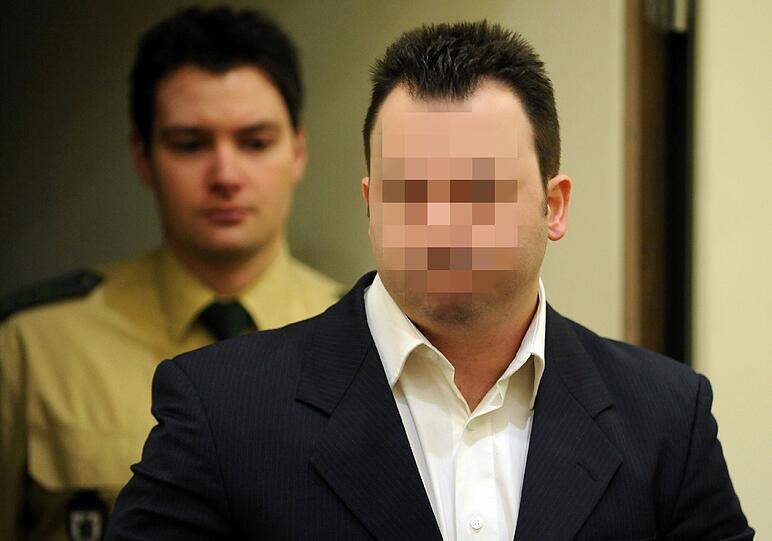 Der des Mordes angeklagte Christian R. (r) im Verhandlungssaal im Landgericht in München. Urteil:lebenslänglich.