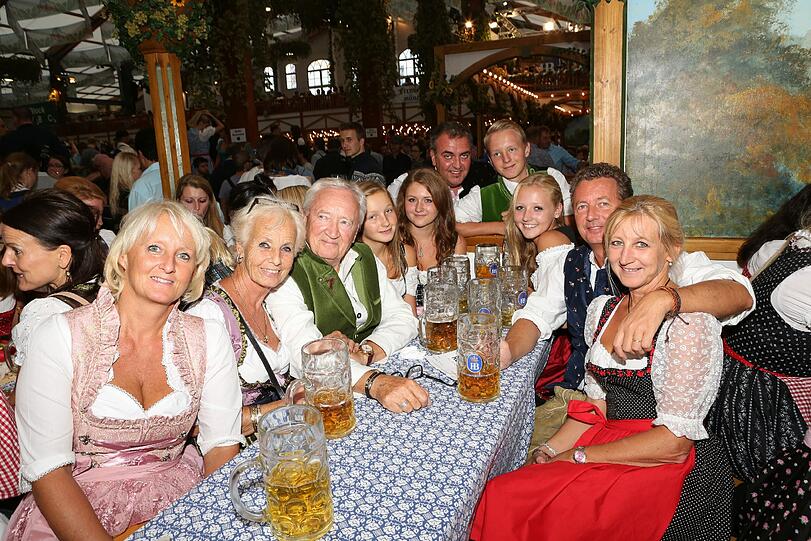 Aus einer Wiesn-Liebe ist eine große Familie geworden: Die Drahtmüllers mit Tochter Susanne (vorne links), Sohn Robert (blaue Weste), deren Partnern und den Enkelkindern im Hofbräuzelt.