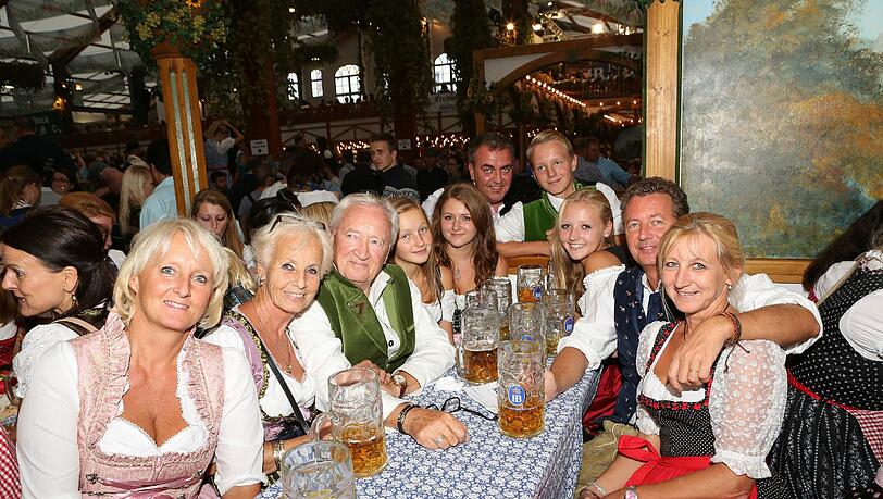 Aus einer Wiesn-Liebe ist eine große Familie geworden: Die Drahtmüllers mit Tochter Susanne (vorne links), Sohn Robert (blaue Weste), deren Partnern und den Enkelkindern im Hofbräuzelt. Aus einer Wiesn-Liebe ist eine große Familie geworden: Die Drahtmüllers mit Tochter Susanne (vorne links), Sohn Robert (blaue Weste), deren Partnern und den Enkelkindern im Hofbräuzelt.
