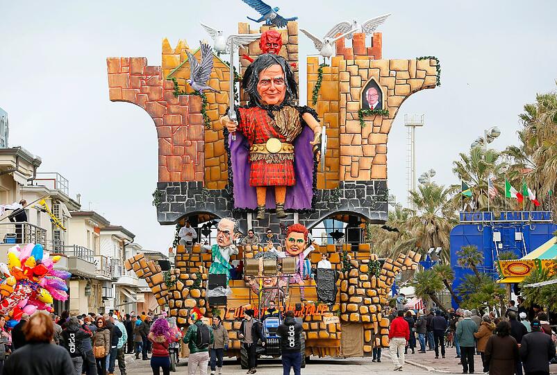 Auch in Viareggio in der Toskana sind die Umzüge kreativ und vor allem politisch. Fast jeder bekannte Politiker wird durch den Kakao gezogen.