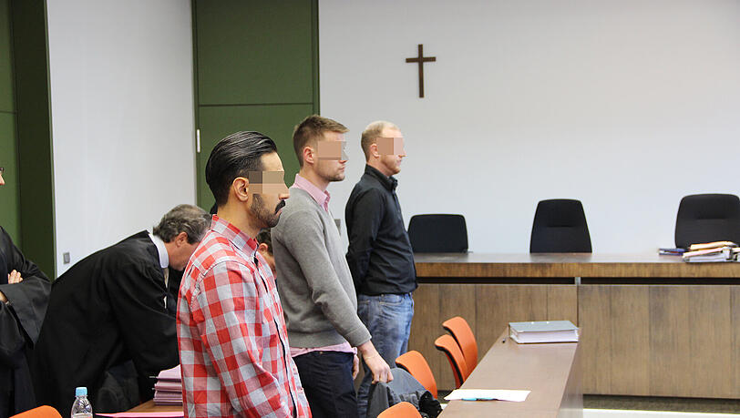 Sie sollen einen Kellner und einen Türsteher in Garmisch-Partenkirchen verprügelt haben: Die drei Angeklagten beim Prozessauftakt. Sie sollen einen Kellner und einen Türsteher in Garmisch-Partenkirchen verprügelt haben: Die drei Angeklagten beim Prozessauftakt.