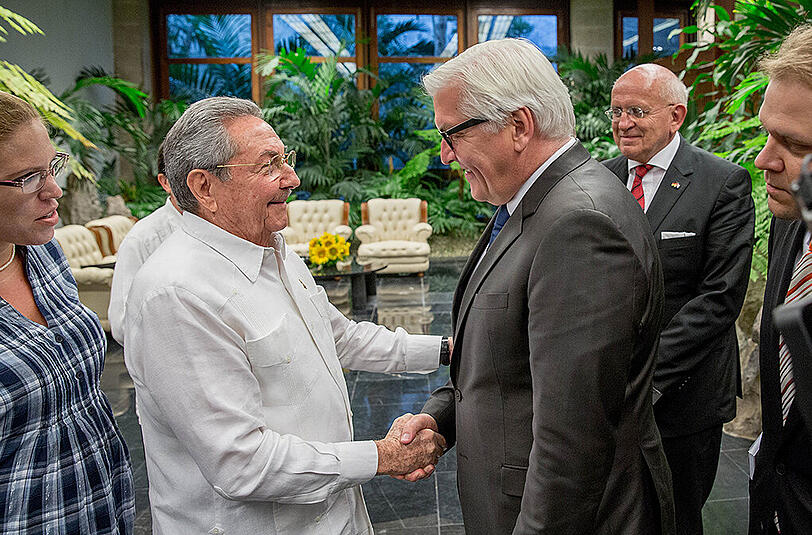 Bundesaußenminister Frank-Walter Steinmeier wird im Staatsratsgebäude in Havanna von Staatspräsident Raúl Castro (l) begrüßt.