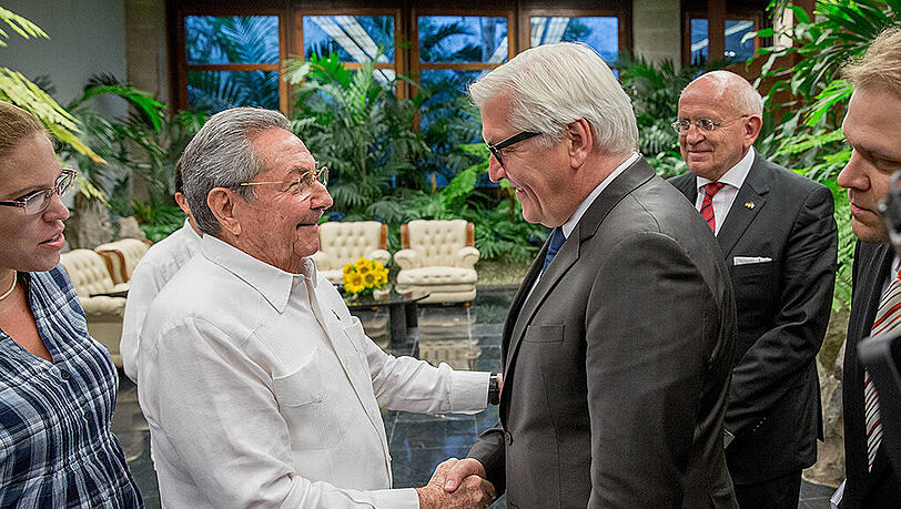 Bundesaußenminister Frank-Walter Steinmeier wird im Staatsratsgebäude in Havanna von Staatspräsident Raúl Castro (l) begrüßt. Bundesaußenminister Frank-Walter Steinmeier wird im Staatsratsgebäude in Havanna von Staatspräsident Raúl Castro (l) begrüßt.