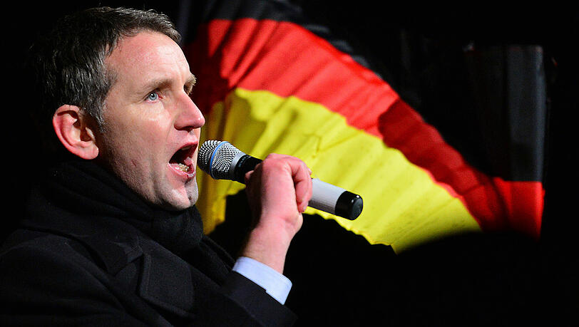 Bei Björn Höcke erkenne man "eine komplette Übereinstimmung mit den Positionen zur NPD", sagt Extremismusforscher Steffen Kailitz. Und nicht nur das: Die Rhetorik des AfD-Politikers erinnert sehr an die von NS-Propagandaminister Joseph Goebbels. Bei Björn Höcke erkenne man "eine komplette Übereinstimmung mit den Positionen zur NPD", sagt Extremismusforscher Steffen Kailitz. Und nicht nur das: Die Rhetorik des AfD-Politikers erinnert sehr an die von NS-Propagandaminister Joseph Goebbels.