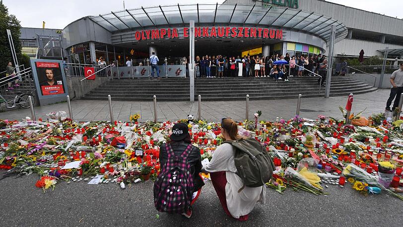 Drei Tag nach dem Amoklauf: Blumen und Kerzen liegen vor dem Haupteingang des Olympia-Einkaufszentrums, die Stadt befindet sich noch in Schockstarre.