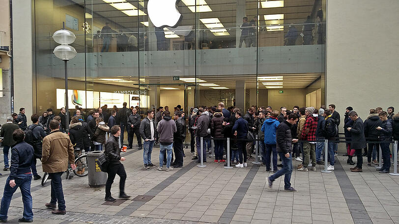 Lange Schlange vor dem Apple-Store in München: Am Freitag startete der offizielle Verkauf des neuen iPhone X.