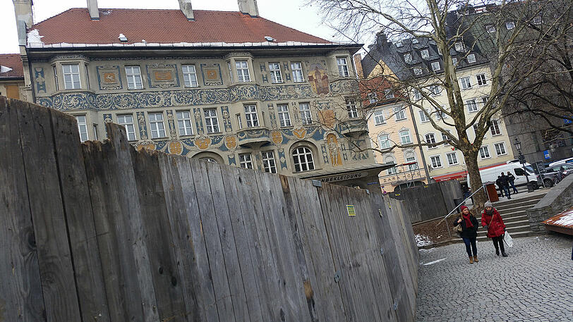 Seit wenigen Tagen eingezäunt: das Ruffinihaus am Rindermarkt.