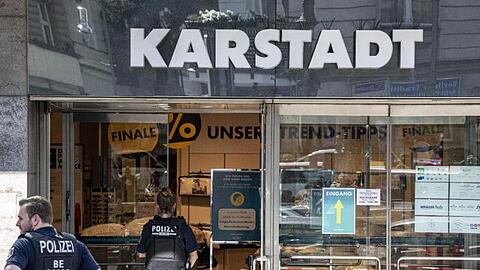 Am Hermannplatz in Berlin-Neukölln war die Polizei wegen eines Raubüberfalls im Einsatz.