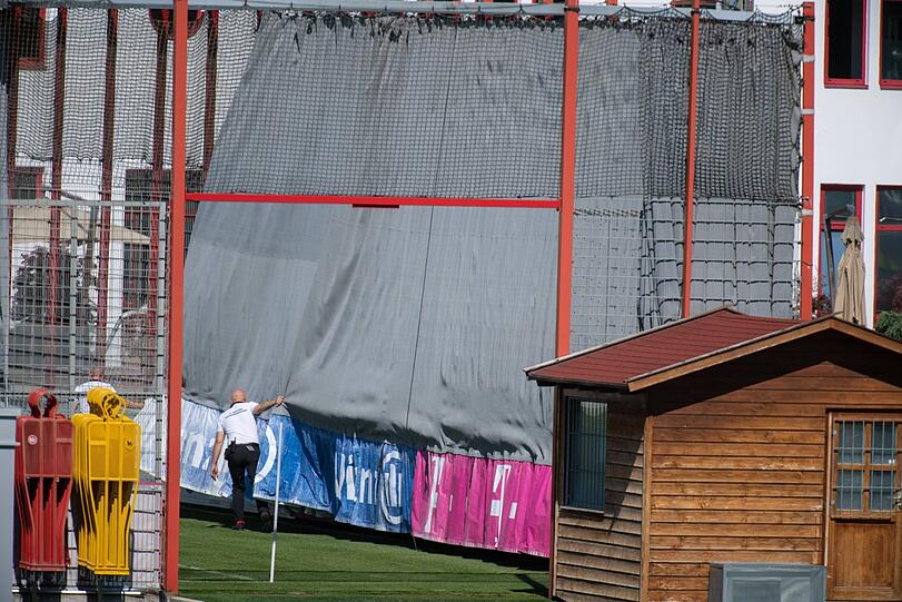 Doch vor der Einheit wurde von einem Ordner ein grauer Sichtschutz rund um den Platz gezogen. Der FC Bayern trainierte beim Team-Comeback geheim.