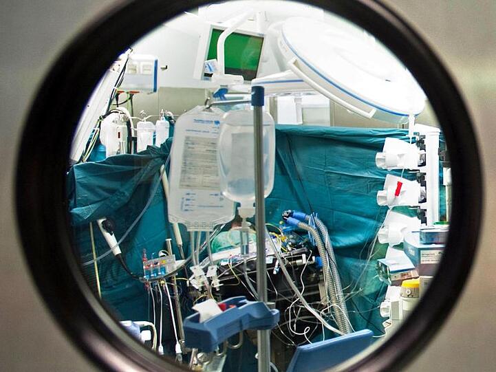 Blick in einer Klinik durch das Fenster von einem Operationssaal. Foto: Maurizio Gambarini/Archivbild