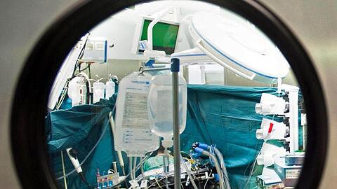 Blick in einer Klinik durch das Fenster von einem Operationssaal. Foto: Maurizio Gambarini/Archivbild
