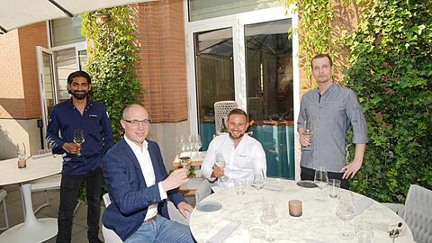 Sto&szlig;en an auf die neue Normalit&auml;t im Mona (v. l.): Subodh Panta, Florian August, Christian Wurmsam und Daniel Bischof.