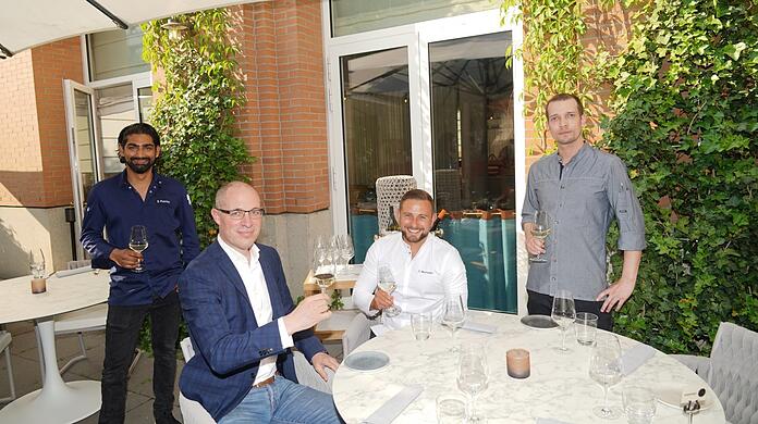 Stoßen an auf die neue Normalität im Mona (v. l.): Subodh Panta, Florian August, Christian Wurmsam und Daniel Bischof.