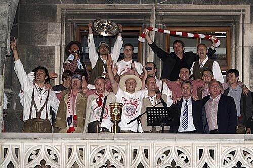 Die Meister-Bayern schunkeln auf dem Rathausbalkon: Erstmals dabei war Luca Toni, der vorher in der Arena die Torjäger-Kanone für seine 24 Liga-Tore präsentierte