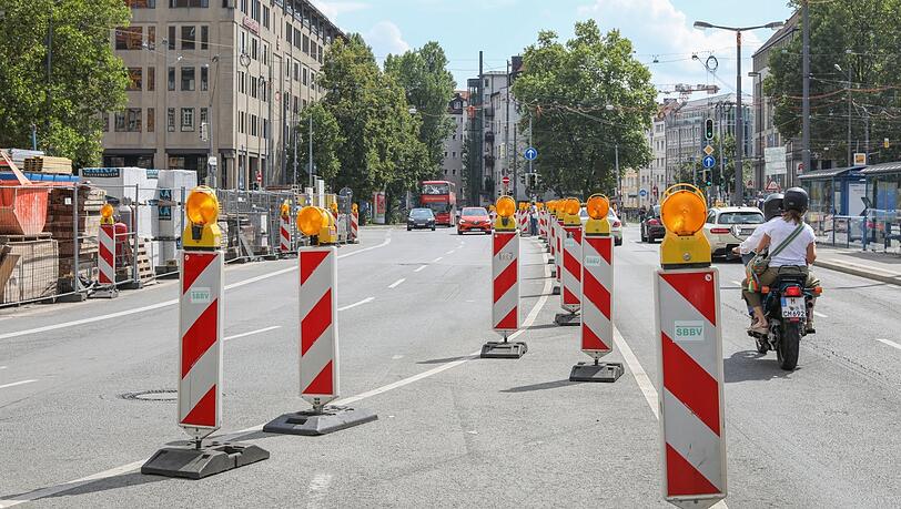 Der Hauptgrund liegt im Untergrund: die Vergrößerung des U-Bahnhofs. Aber auch oberirdisch verschlingt das Bauprojekt Fahrspuren und Fußgängerübergänge. Der Hauptgrund liegt im Untergrund: die Vergrößerung des U-Bahnhofs. Aber auch oberirdisch verschlingt das Bauprojekt Fahrspuren und Fußgängerübergänge.