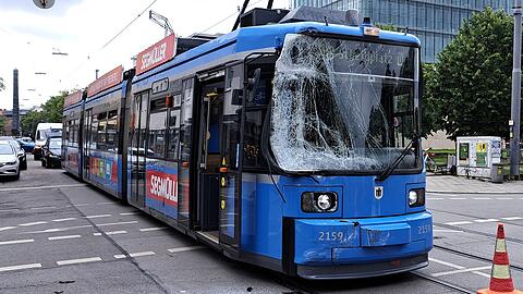 Die Tram und der Reisebus stießen im Im Kreuzungsbereich der Barer Straße und Gabelsbergerstraße zusammen.