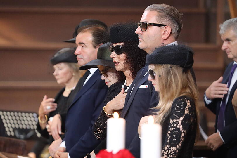 Alexander Lugner mit Mutter Christine, Christina Lugner zusammen mit Tochter Jacqueline Lugner und deren Mann Leo  (v.l.n.r.)