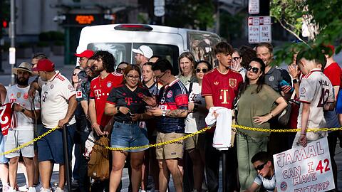 Bayern-Anhänger warten vor dem Teamhotel in Cincinnati auf die Münchner Stars wie Jamal Musiala.