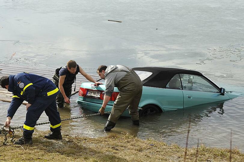 Bergkirchen: Auto im Badesee geparkt - Bilder - Abendzeitung München
