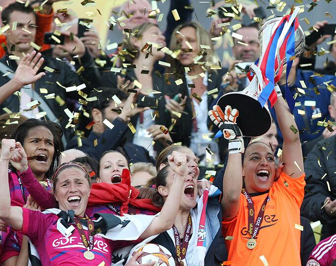 Sie haben's geschafft: Die Spielerinnen von Olympique Lyon haben sich den Pokal geholt - und im Münchner Olympiastadion gebührend gefeiert.