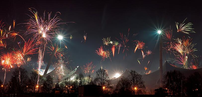 München in der Silvesternacht. Es ist beeindruckend wie sich die vielen einzelnen Feuerwerke zu einem Gesamtkunstwerk zusammenfügen.