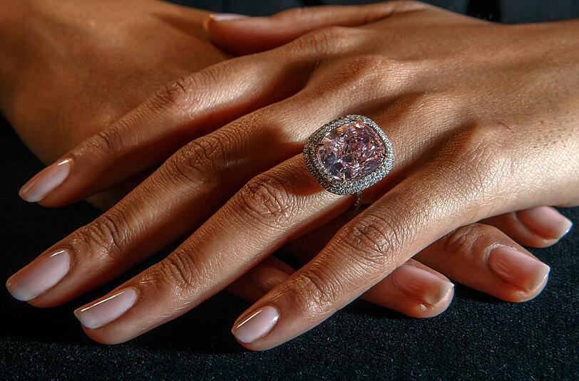 Der rosafarbene Diamant im Cushion-Schliff (16,08 Karat) ist für 26,6 Millionen Euro versteigert worden.