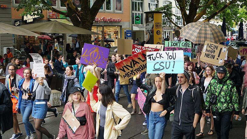 Slutwalk 2018 in München: Frauen und Männer kämpfen gemeinsam gegen Sexismus in der Gesellschaft und fordern sexuelle Selbstbestimmung für alle.