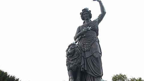 Sie thront über der Theresienwiese, wer sie auf sein Bieretikett drucken darf, darum gibt es Streit vor Gericht.
