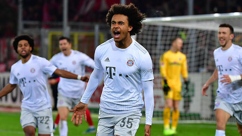 Bayerns-Youngster Joshua Zirkzee trifft kurz nach seiner Einwechslung zum 2:1 gegen Freiburg.