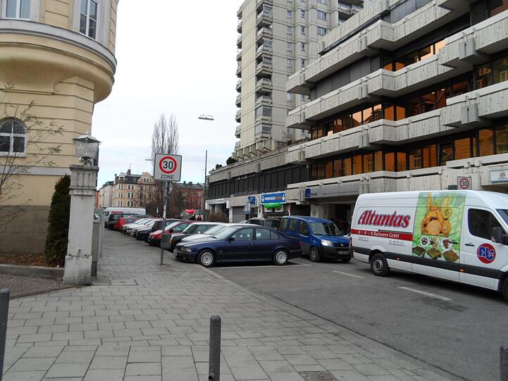 Die zufahrt zu den Stellplätzen liegt in der Gollierstraße.