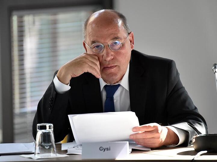 "Eine Schwäche der Linken ist, dass sie diesbezüglich keine gemeinsame Auffassung hat", sagt Gysi in Bezug auf die fehlende Einigkeit seiner Partei.